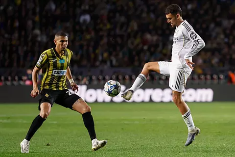 داني سيبايوس.. 101 تمريرة تعيد الدقة والتوازن في ريال مدريد